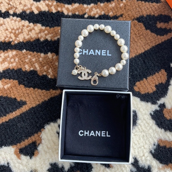 CHANEL Accessories - Chanel Single loop pearl bracelet